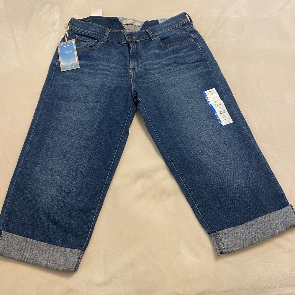 Levi’s mid rise capris. NWT Misses size 8